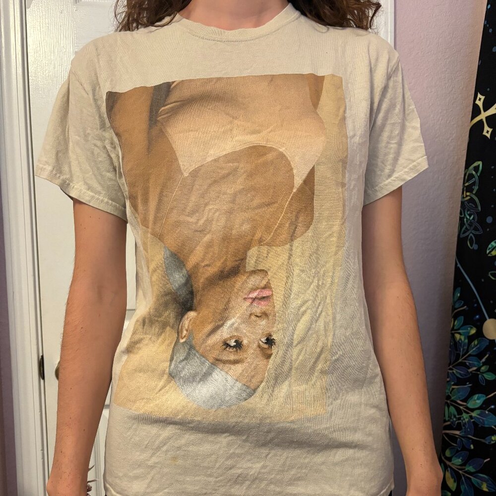 Ariana grande T shirt